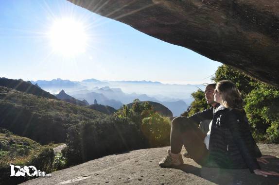 Sob a enorme rocha do Castelo do Açu, admirando a beleza do Parque Nacional da Serra dos Órgãos, no Rio de Janeiro